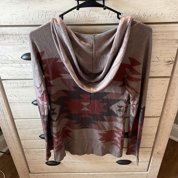 Aztec style lightweight hoodie - Picture 3 of 4